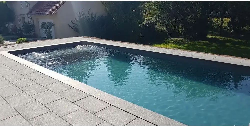 Natura Modena paket med rektangulär form, klart blått vatten och ljusgrå kakelkant